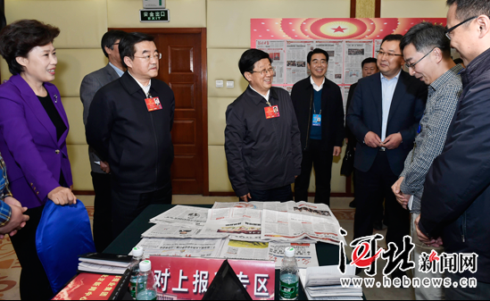 趙克志張慶偉看望參加全國(guó)兩會(huì)報(bào)道的新聞工作者