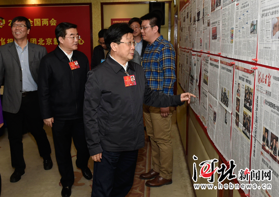 趙克志張慶偉看望參加全國(guó)兩會(huì)報(bào)道的新聞工作者