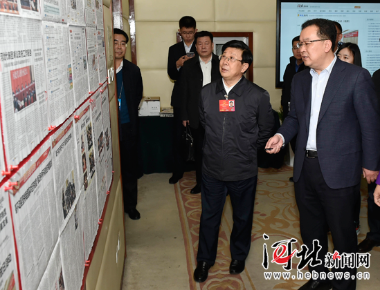 趙克志張慶偉看望參加全國(guó)兩會(huì)報(bào)道的新聞工作者