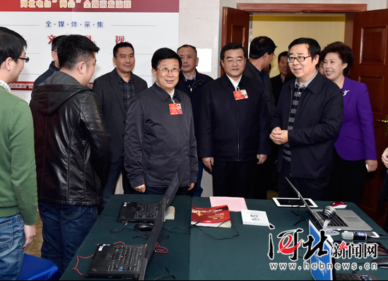 趙克志張慶偉看望參加全國(guó)兩會(huì)報(bào)道的新聞工作者