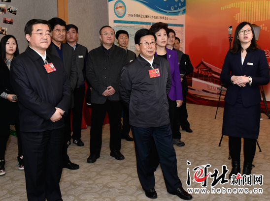 趙克志張慶偉看望參加全國(guó)兩會(huì)報(bào)道的新聞工作者