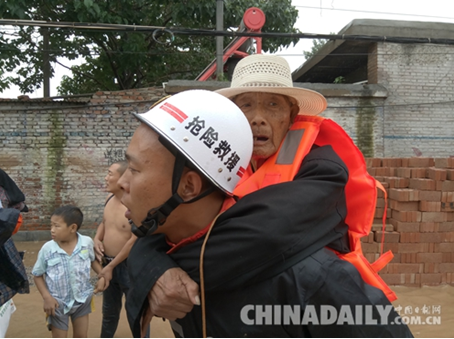 邢臺(tái)開(kāi)發(fā)區(qū)遇洪災(zāi)千名群眾被困 消防挺進(jìn)一線抗洪救險(xiǎn)