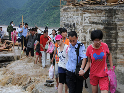 河南西峽縣：狂風(fēng)暴雨中107位游客一個(gè)都不少