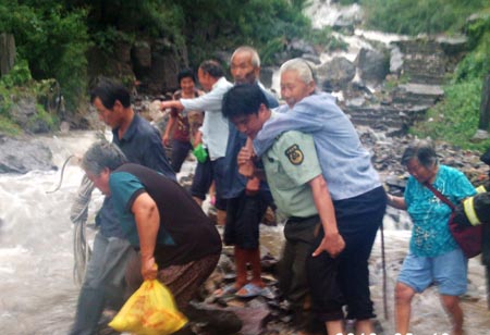 洪水圍困寺廟 鶴壁消防官兵背出17名被困群眾