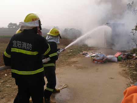 河南鄭盧公路發(fā)生貨車自燃 宜陽消防趕赴現(xiàn)場(chǎng)撲救