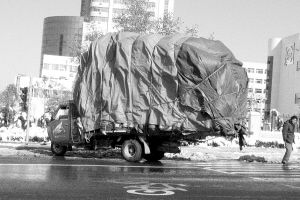 專家稱我國(guó)大貨車(chē)普遍超載 路橋費(fèi)等系背后推手