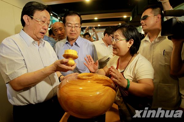 河南省長(zhǎng)郭庚茂率團(tuán)走進(jìn)臺(tái)灣基層訪問(wèn)