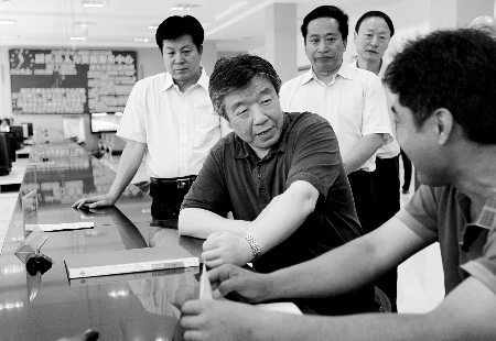 盧展工書記寄語開封：“精誠所至，金石開封”