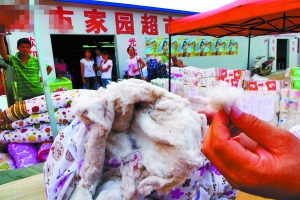 開學時節(jié)大學校園內外，“黑心棉”扎堆熱賣