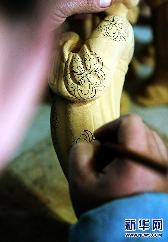實(shí)拍“洛陽(yáng)唐三彩”制作技藝