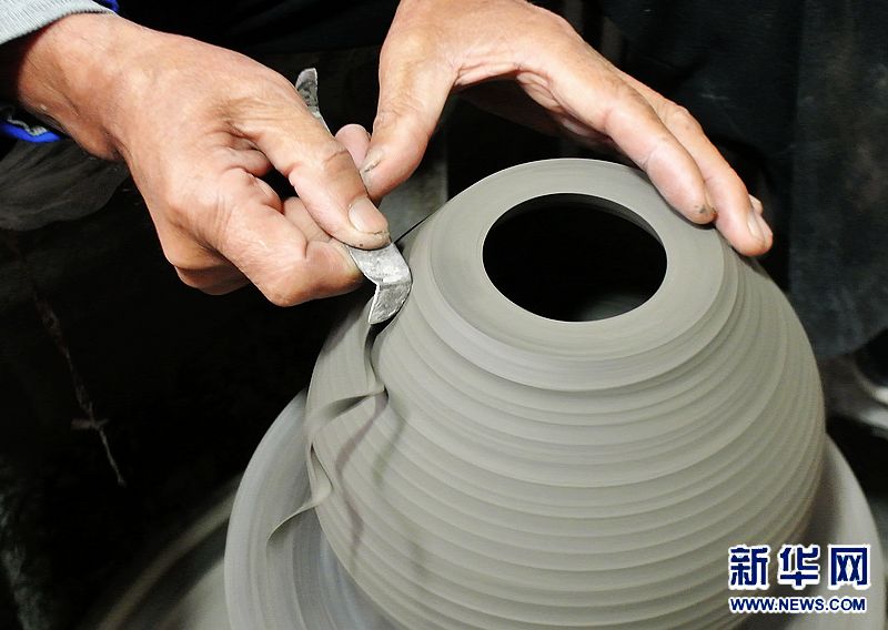 實(shí)拍“洛陽(yáng)唐三彩”制作技藝