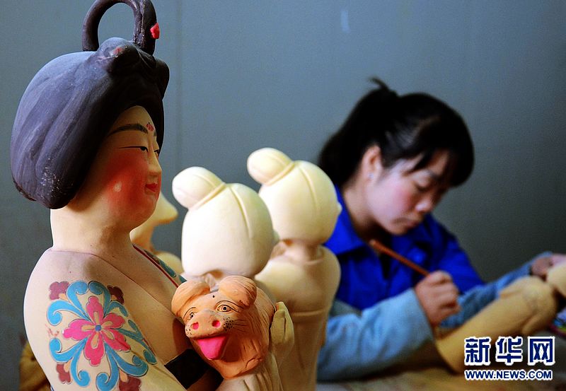 實(shí)拍“洛陽(yáng)唐三彩”制作技藝