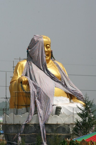 洛陽(yáng)大背頭彌勒佛“整容” 頭部被移走