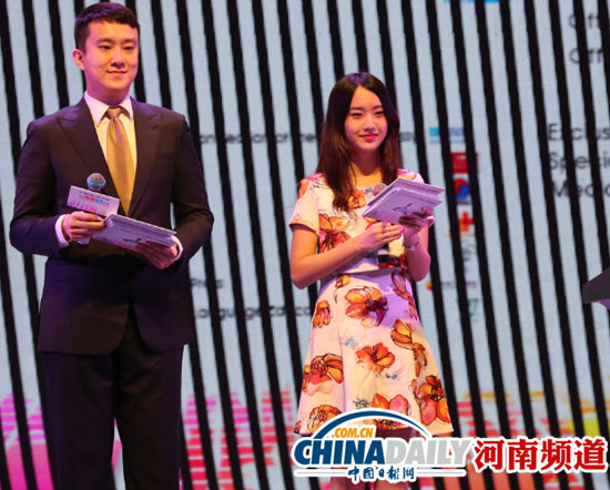 “趙默笙”演講賽當(dāng)主持 粉絲后臺圍堵求合影