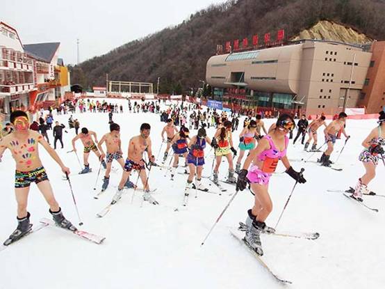河南欒川滑雪場(chǎng)迎冬奧舉行比基尼滑雪賽