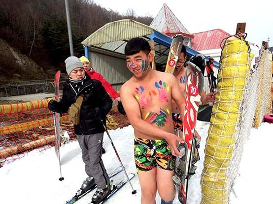 河南欒川滑雪場(chǎng)迎冬奧舉行比基尼滑雪賽