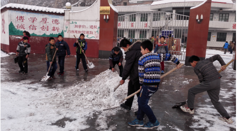 熱火朝天掃積雪，齊心協(xié)力搞安全——臺頭小學(xué)清掃積雪