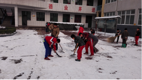 熱火朝天掃積雪，齊心協(xié)力搞安全——臺頭小學(xué)清掃積雪
