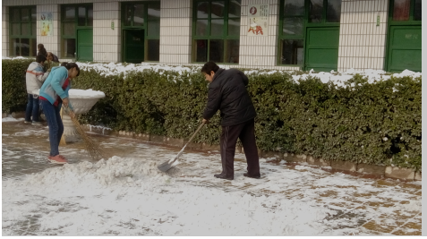 熱火朝天掃積雪，齊心協(xié)力搞安全——臺頭小學(xué)清掃積雪