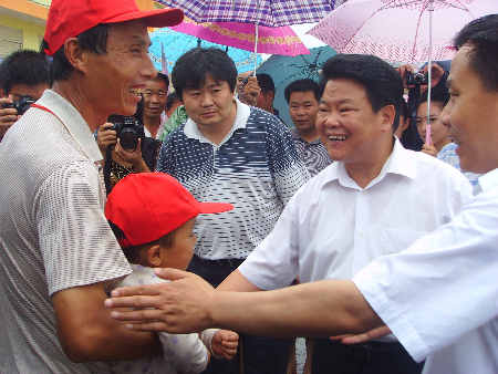 南陽社旗：風(fēng)雨中迎來今年首批854名移民