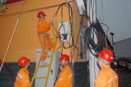 南陽(yáng)臥龍供電全力服務(wù)南水北調(diào)移民工作側(cè)記