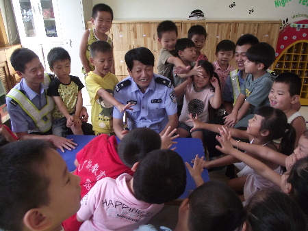 開學(xué)的第一天民警把交通安全課送進(jìn)校園