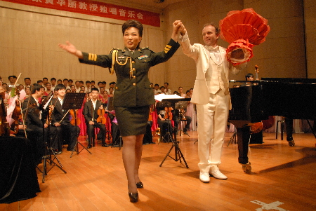 著名女高音歌唱家黃華麗河南師范大學(xué)放歌