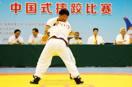 農(nóng)運(yùn)會(huì)中國(guó)式摔跤開(kāi)賽 爭(zhēng)霸賽正在激烈的進(jìn)行中