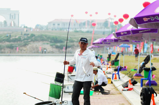 第七屆全國(guó)農(nóng)運(yùn)會(huì)釣魚比賽激烈進(jìn)行