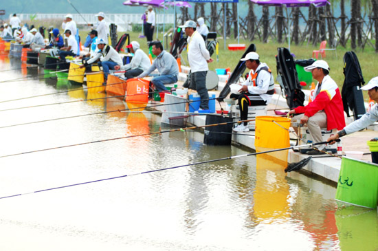 第七屆全國(guó)農(nóng)運(yùn)會(huì)釣魚比賽激烈進(jìn)行