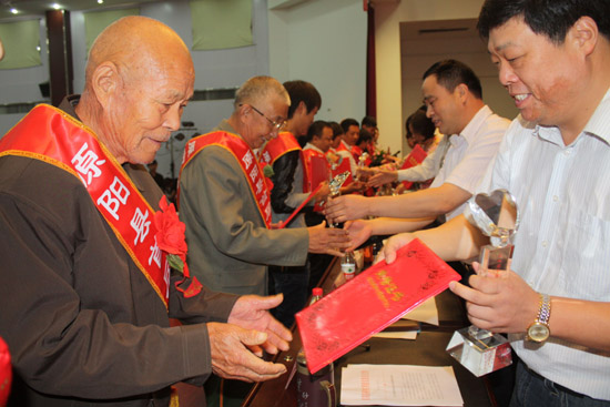 河南原陽(yáng)縣舉行首屆道德模范頒獎(jiǎng)典禮
