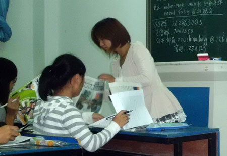 鄭州大學(xué)學(xué)生開展中國日?qǐng)?bào)“讀報(bào)班”活動(dòng) 引廣泛贊譽(yù)