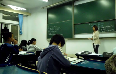鄭州大學(xué)學(xué)生開展中國日?qǐng)?bào)“讀報(bào)班”活動(dòng) 引廣泛贊譽(yù)