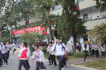 河南鄭州十九中學(xué)3000師生演練消防疏散自救