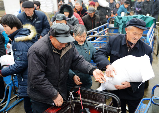 農(nóng)民工回鄉(xiāng)感恩17年 送60萬斤大米7萬斤豬肉