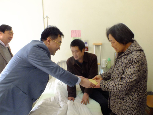河南原陽：窮困老支書兒子重病牽動(dòng)眾人心