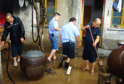 河南固始縣突降暴雨 護礦隊員全力救援