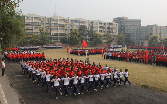 開封大學(xué)2013級新生軍訓(xùn)閉營式隆重舉行