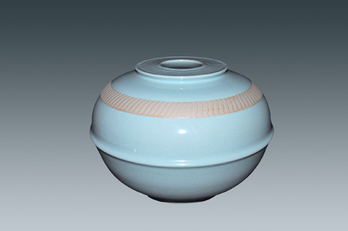汝州玉松汝瓷《宣和尊》獲第十四屆中國(guó)工藝美術(shù)精品獎(jiǎng)金獎(jiǎng)