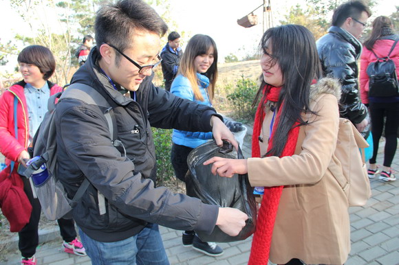 信陽師范學(xué)院音樂學(xué)院開展黨員環(huán)保社會實(shí)踐活動