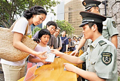 駐港部隊(duì)將舉辦回歸晚會(huì) 6000張門(mén)票1小時(shí)派罄