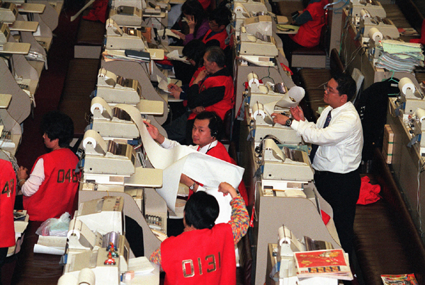 1998：安度亞洲金融危機