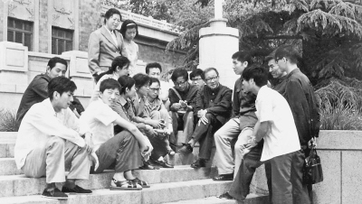 哈爾濱理工大學師生悼念“兩彈一星”元勛王大珩