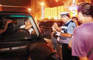 交警夜查截住“高超標(biāo)”醉駕司機(jī)