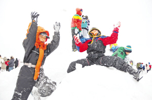 哈爾濱：罕見(jiàn)大雪吊足游客胃口 滑雪進(jìn)入預(yù)訂旺季