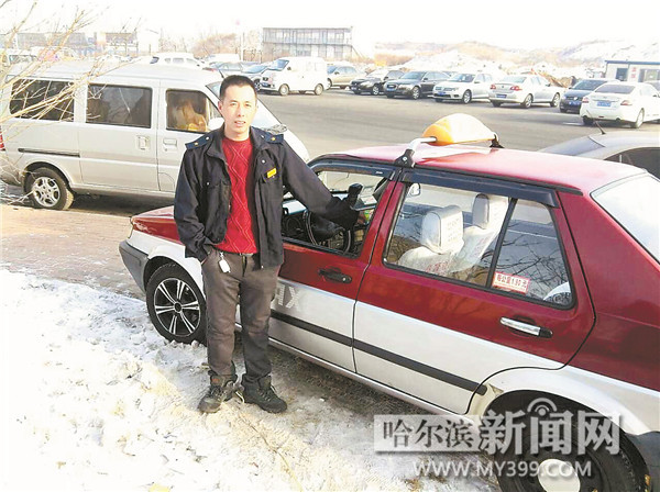 哈爾濱一輛出租車窗被砸 計價器、車載GPS和監(jiān)控攝像頭被盜