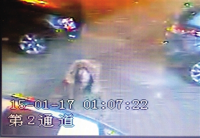 竊賊半夜繞車砸了近半個(gè)點(diǎn) 破窗盜走一萬(wàn)元現(xiàn)金