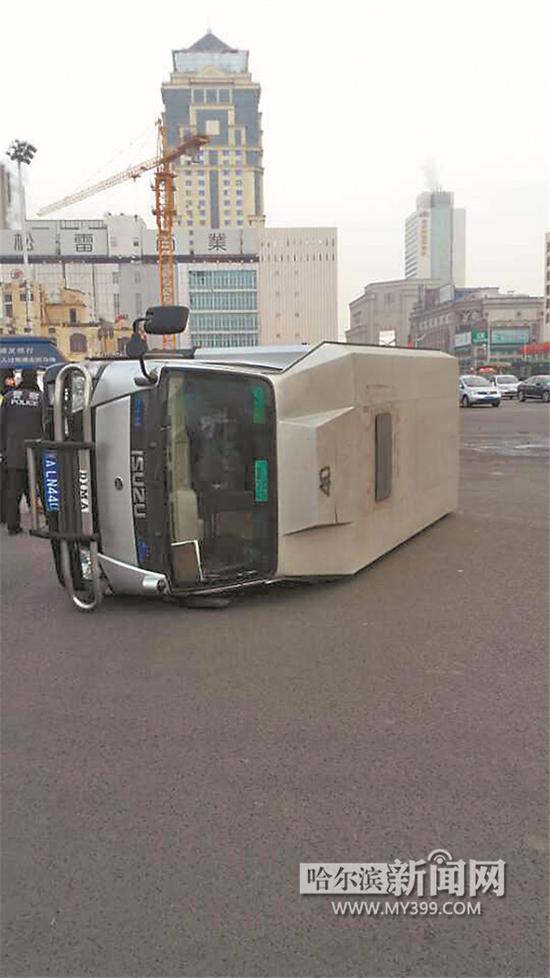 哈爾濱博物館轉(zhuǎn)盤道轎車撞翻運鈔車 巨款當街轉(zhuǎn)運(圖)