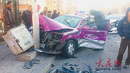 兩車(chē)十字路口相撞 出租車(chē)撞燈桿乘客受傷(圖)