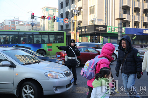 哈爾濱市中小學(xué)開學(xué)首日交警全員上崗 高峰車流增3成